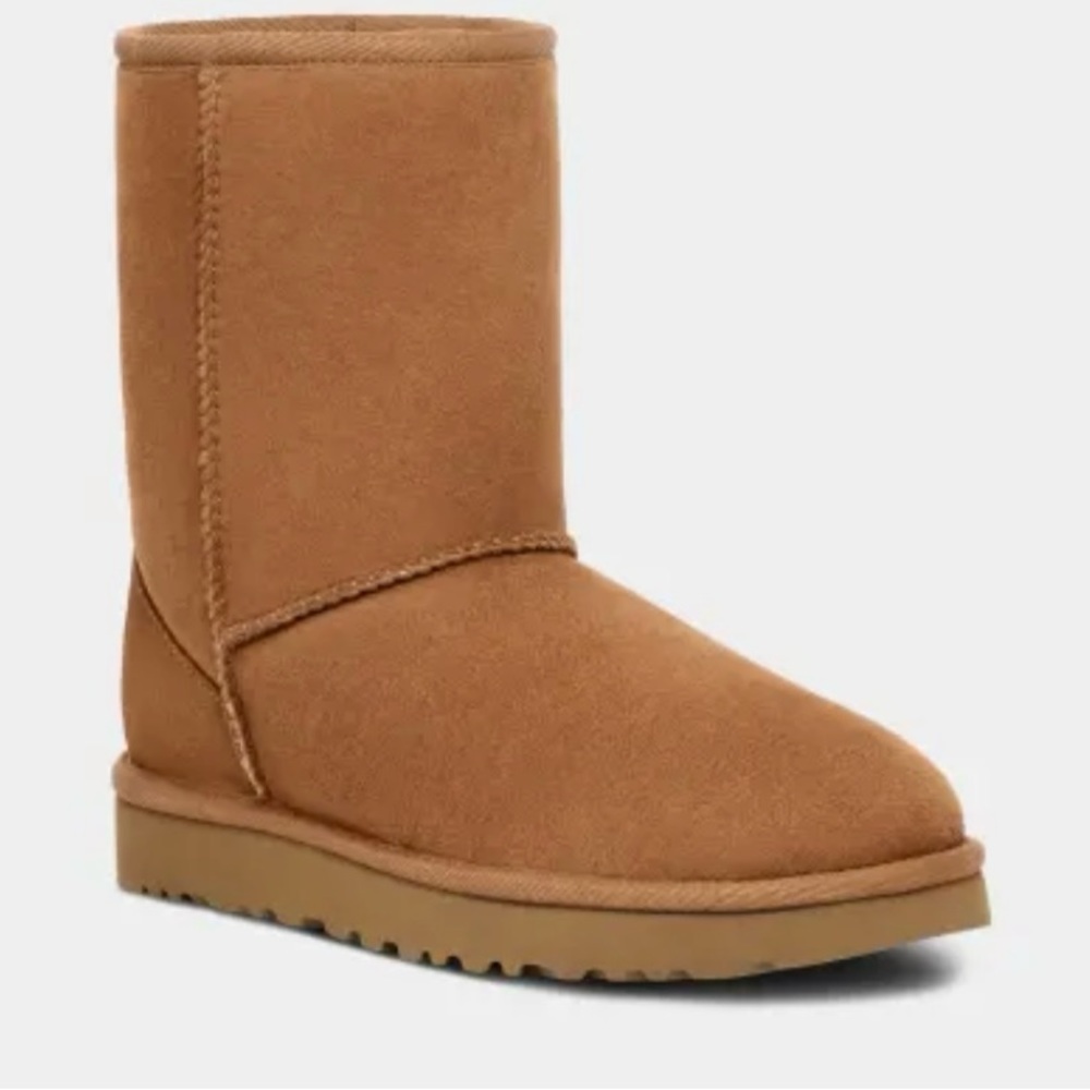 Condition: Excellent to Very Good Used| Size: 8 | UGG Classic Short II Booties